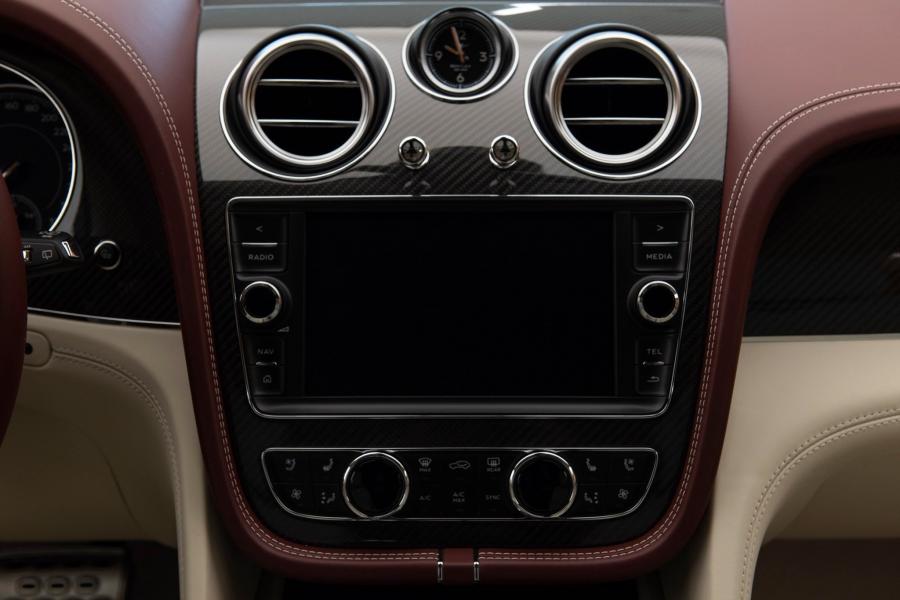 Детали интерьера Bentley Bentayga Speed Centenary Specifications 2020 года  (UAE) (фото 8 из 10)